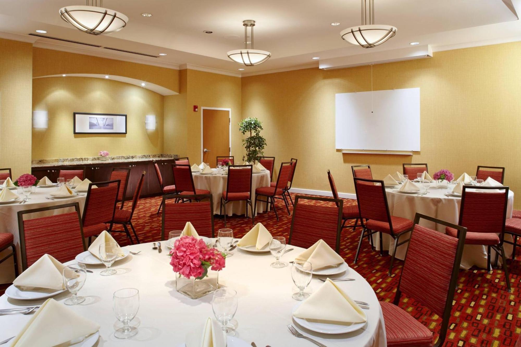 Courtyard By Marriott Pittsburgh West Homestead Waterfront Екстер'єр фото